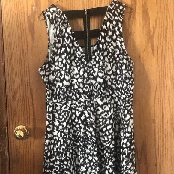 Adorable fit and flare dress! - Picture 2 of 3